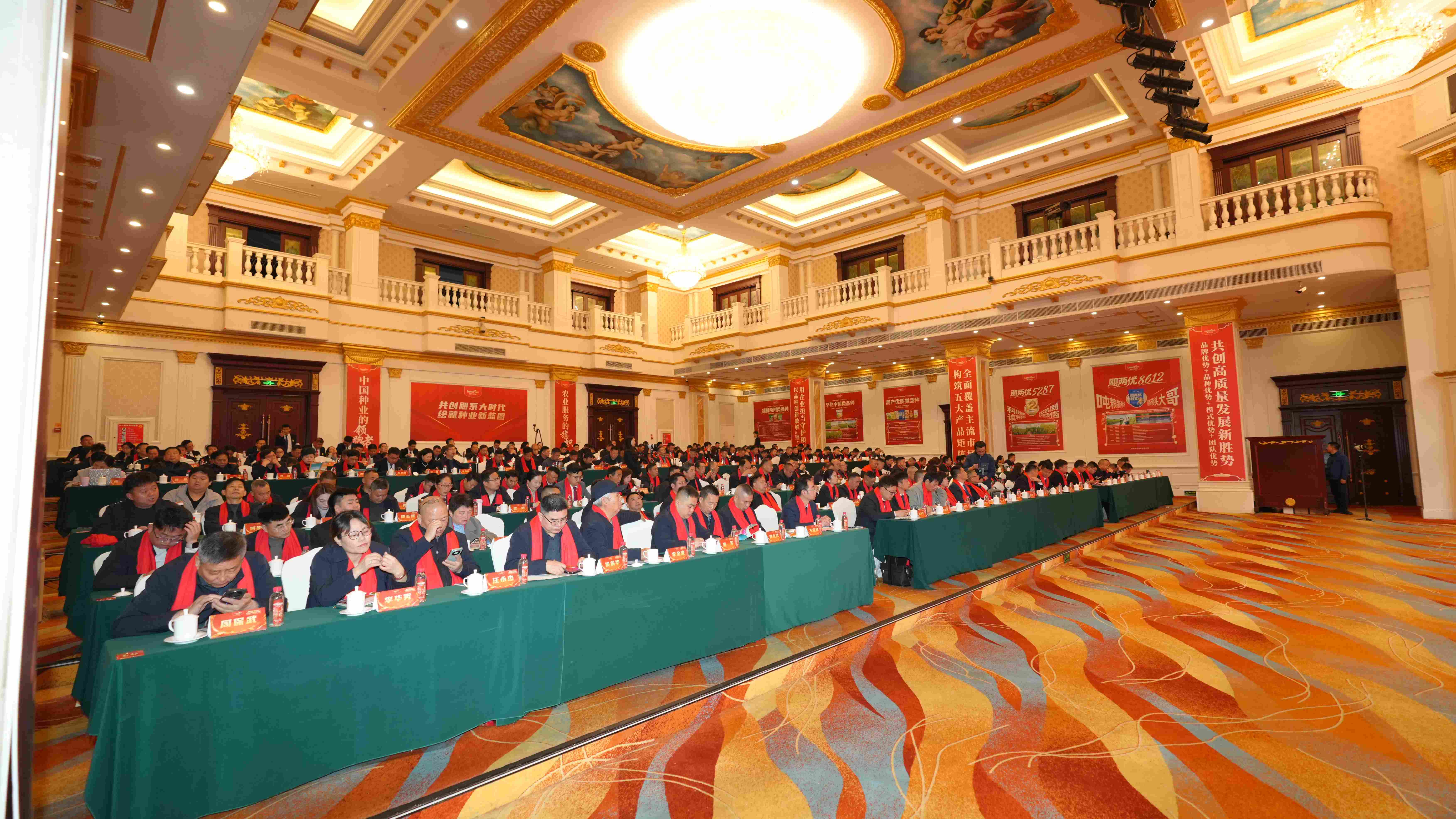 滿懷(huai)信(xin)心(xin) 颶(ju)勢而(er)上 實現高(gao)質量(liang)髮展(zhan)新跨越(yue)——隆平(ping)種(zhong)業2026年(nian)度(du)高(gao)質量(liang)郃(he)作(zuo)伙伴(ban)全國營銷峯會(hui)圓(yuan)滿召開